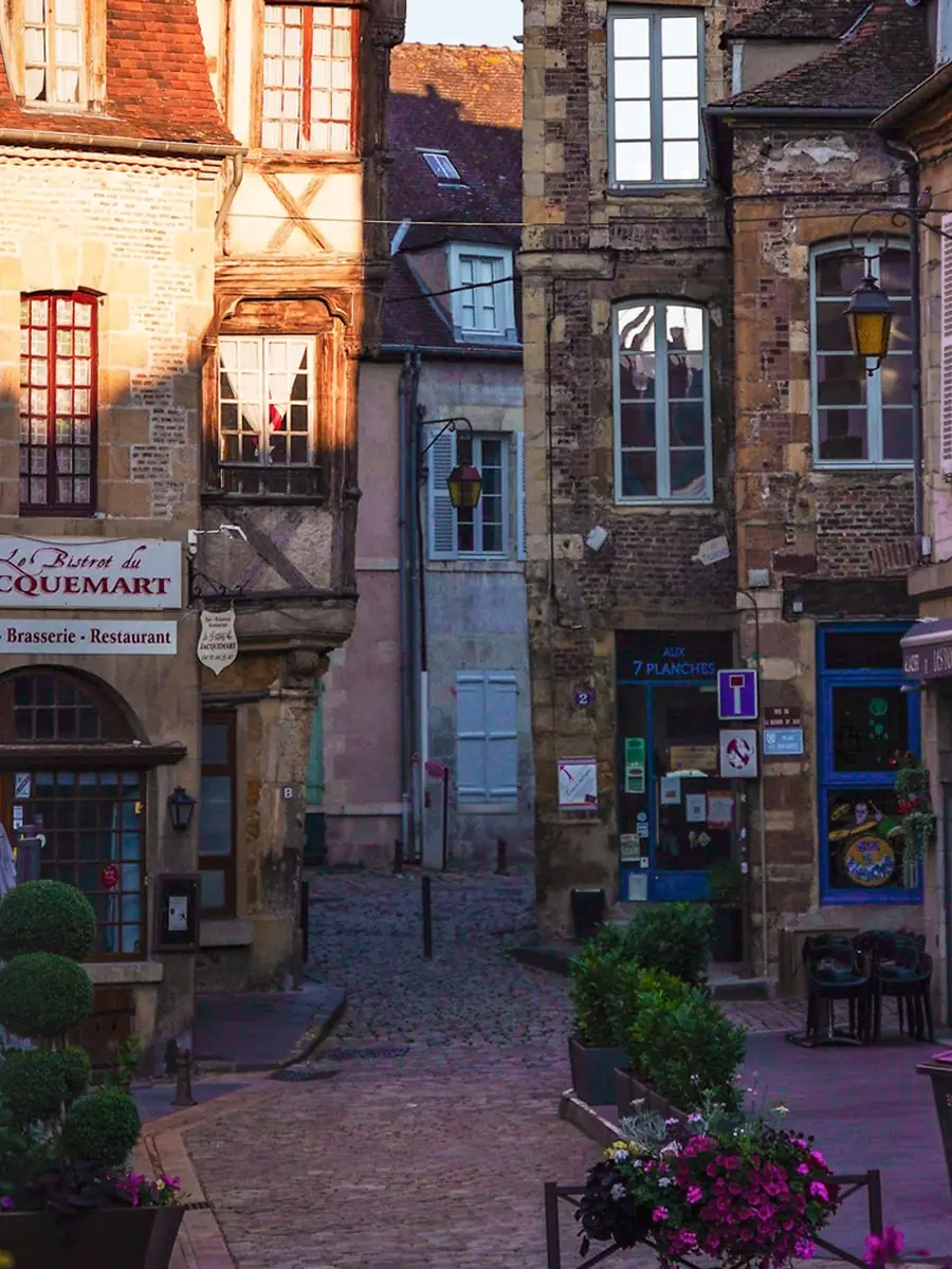 Vue aérienne des toits de Moulins baignés de lumière